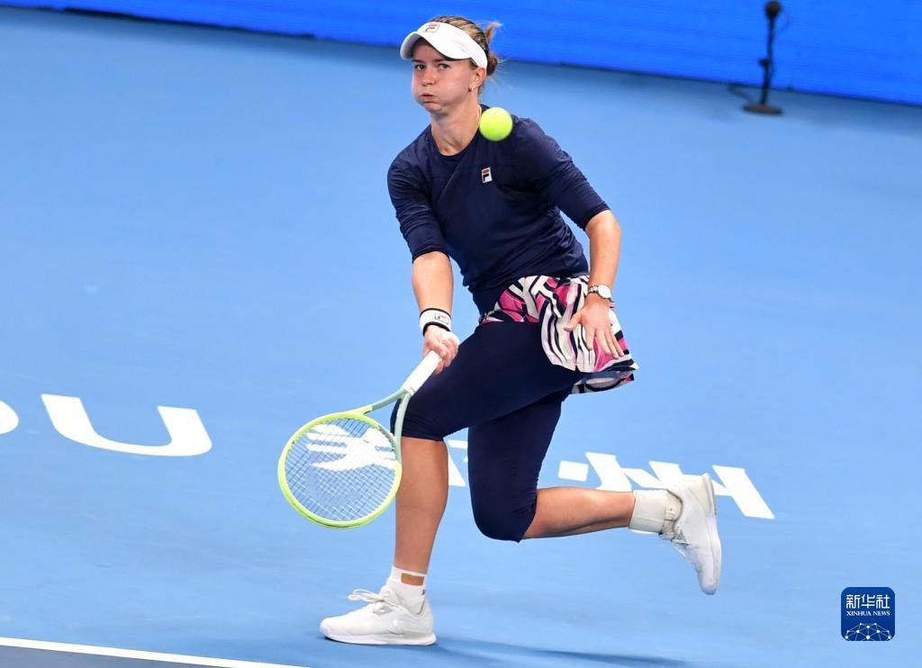 保持高度的 保持高度的